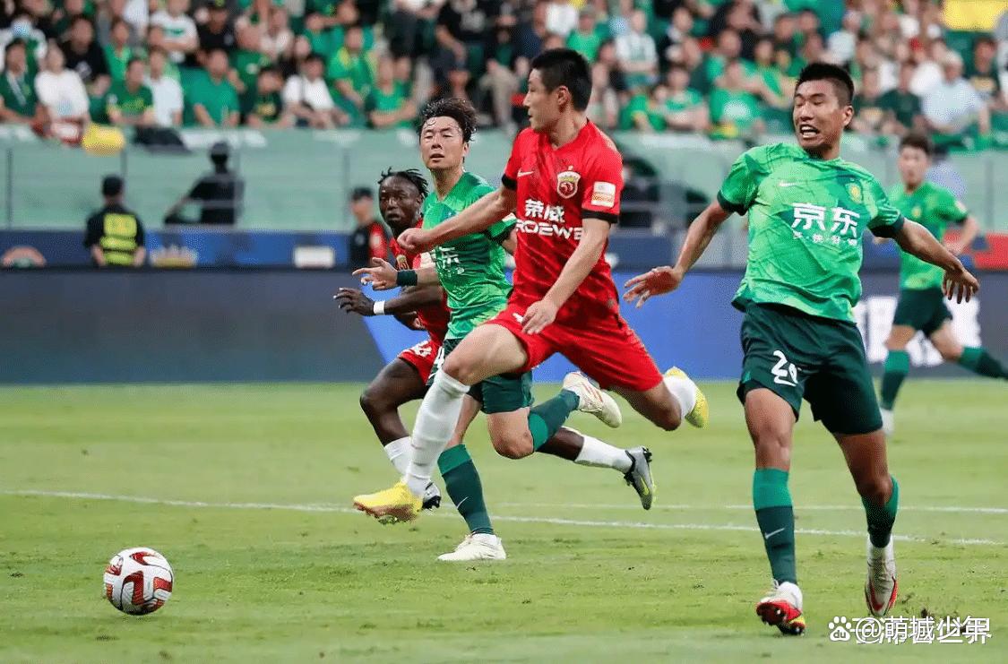 包含集结日体能课后，上海海港防线松动备战中超，质疑声仍在，赛程密集仍需轮换的词条