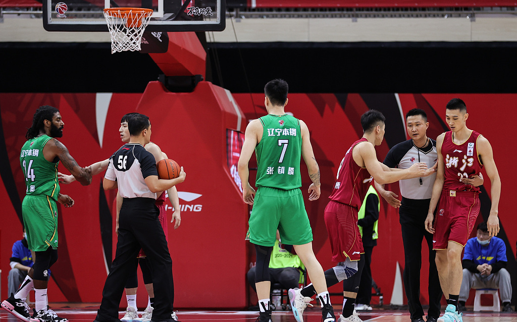  斯图加特训练开放日；冲刺阶段伤情更新引欢呼；欧超杯在即；纪律约束更严格